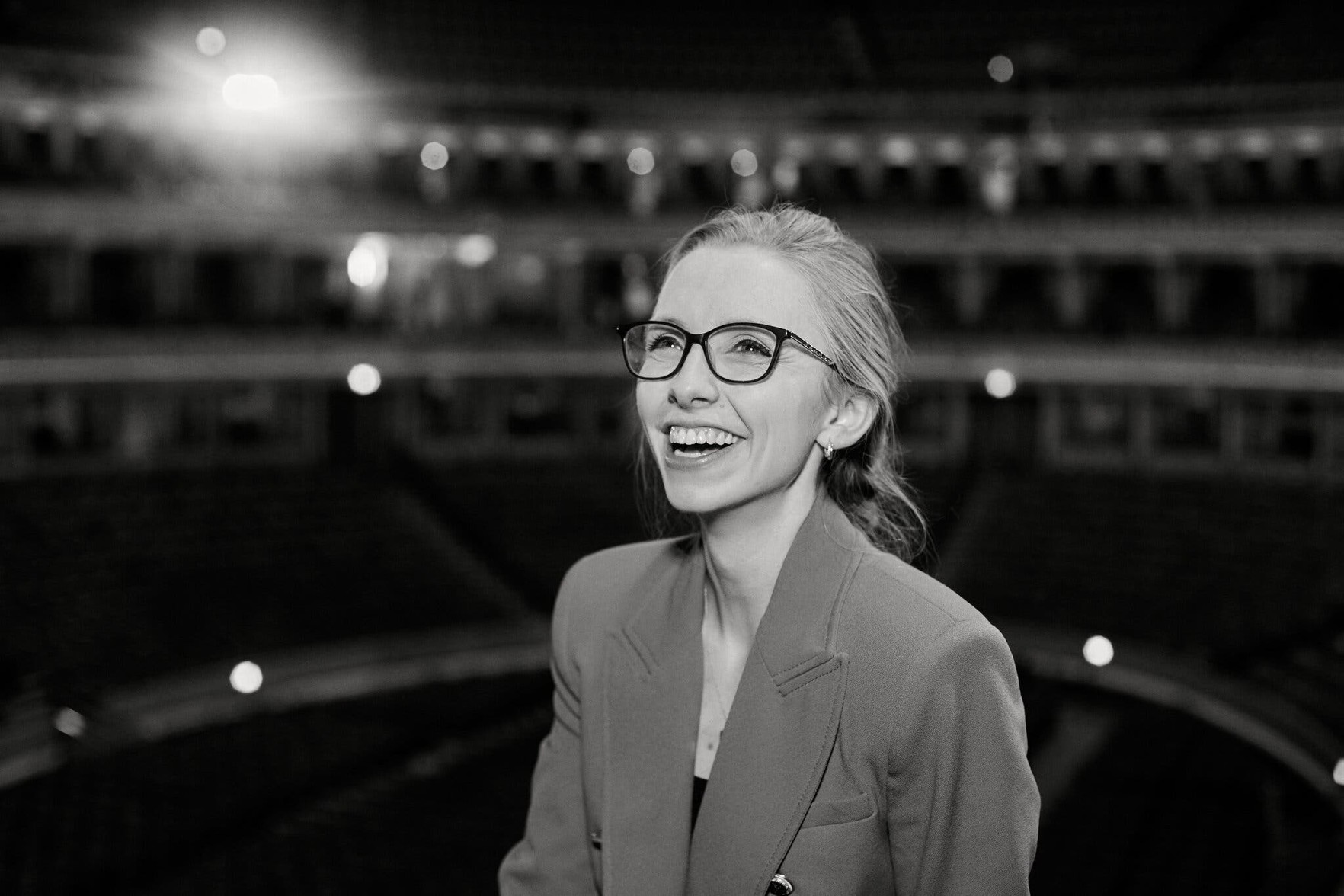 Organist Anna Lapwood, in a concert hall.

Why is she smiling? Because she’s *completely jazzed.°