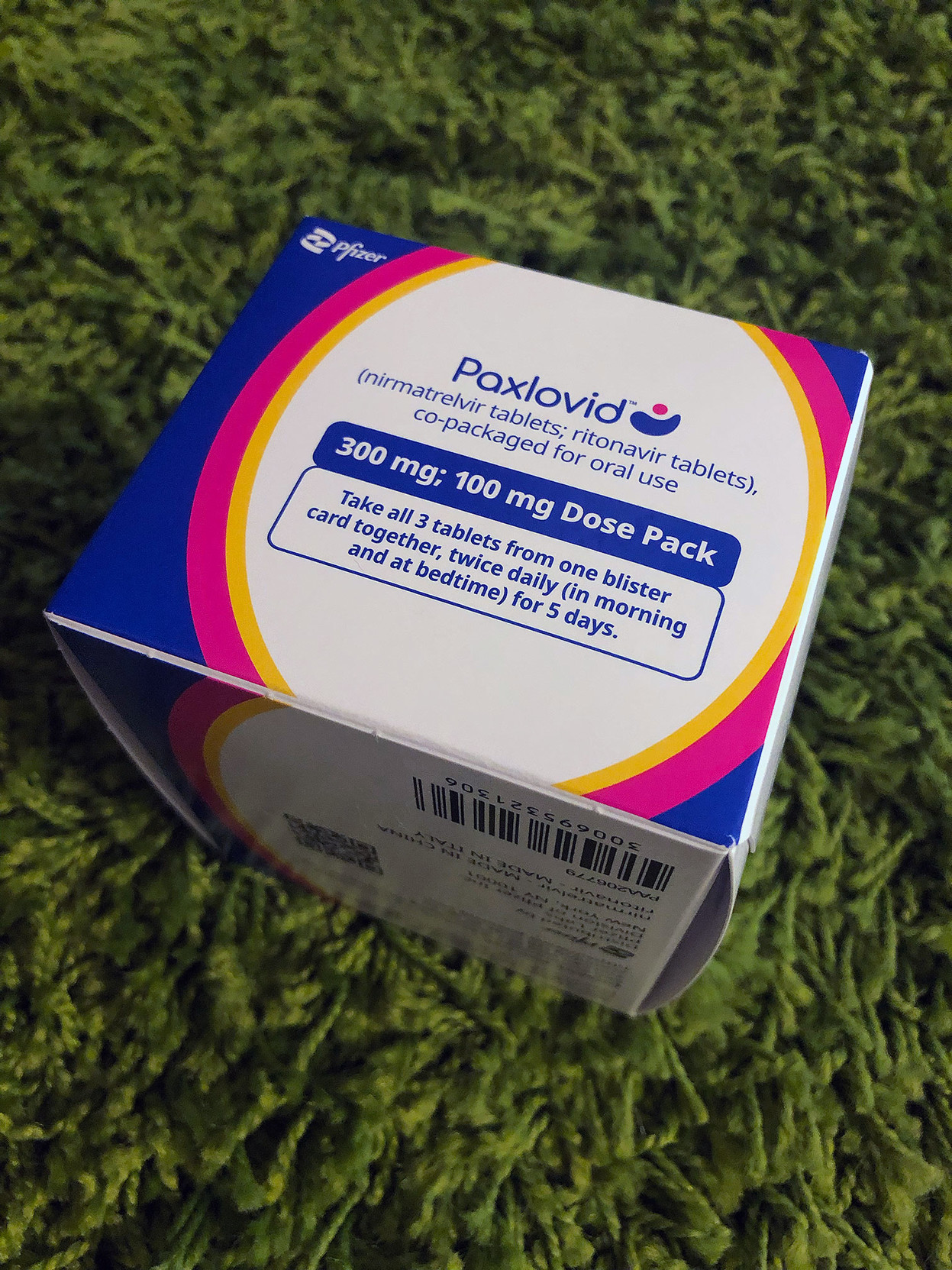 The box with the Paxlovid regimen.
