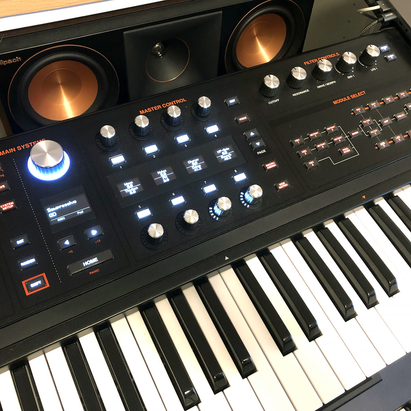 The Hydrasynth Deluxe has a great organ-style keyboard with a nice light touch. Quite a contrast with the S88!